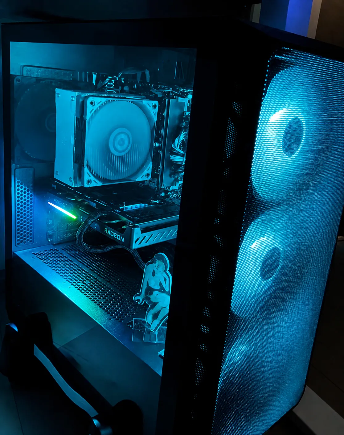 Ryzen 7 7700 + Radeon RX 9060 XT machine interior